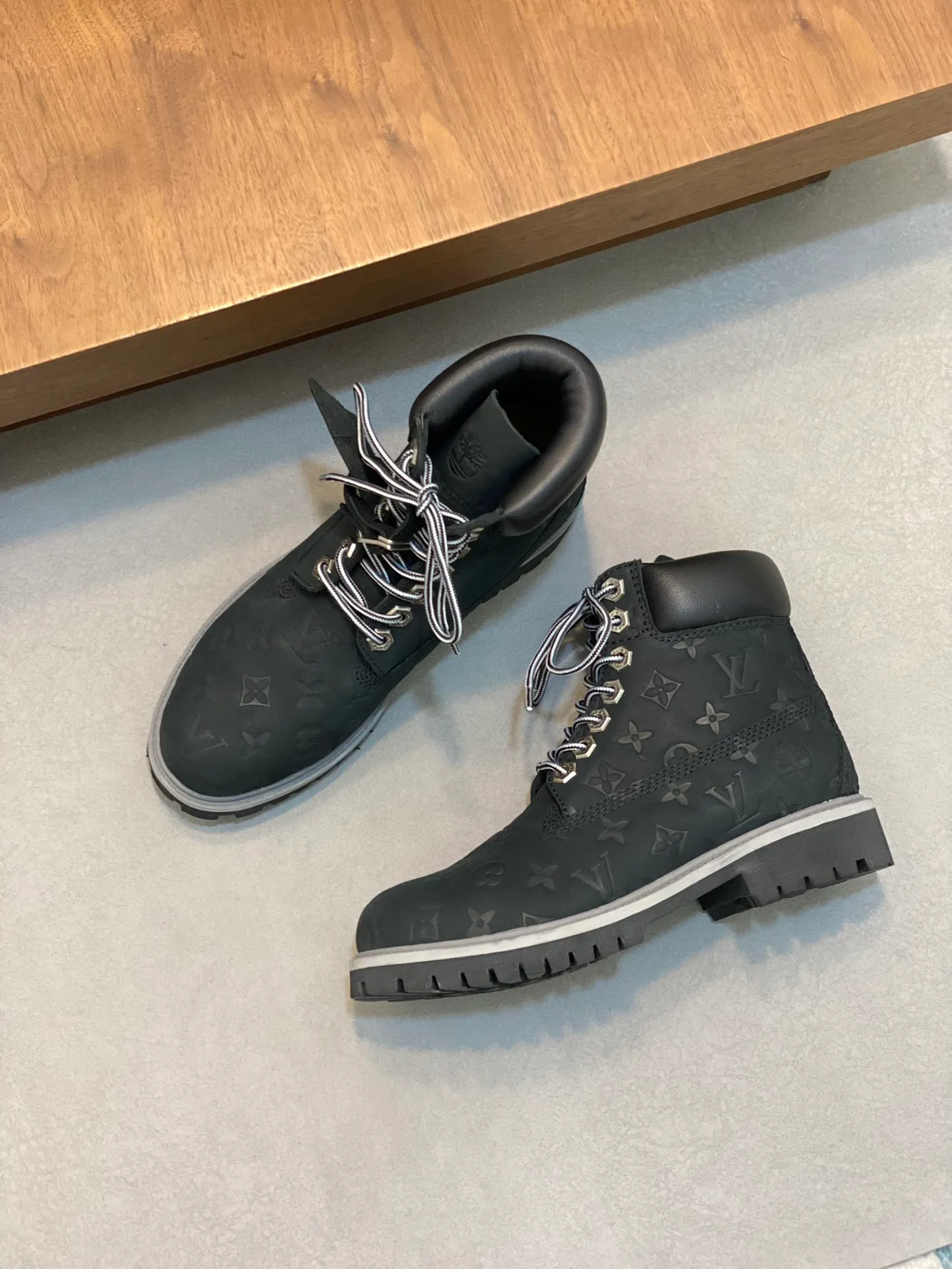 Men's shoes 💰💰760 Loui* Vuitto* x Timberlan* co-branded presbyopic rhubarb boots, ankle boots, short boots, LV x Timberland ankle boots are made of Monogram embossed waterproof nubuck cow leather, relying on the brand's exquisite craftsmanship to carefully reshape the classic Timberland 6-inch boot shape in Italy, making an eye-catching appearance in American workwear style. Created by Pharrell Williams 2025 autumn and winter menswear show. The Monogram embossed tongue, original Timberland laces and outsole are exquisite details, the leather label expresses the cooperation logo, and the delivery counter is exquisitely packaged! ▪️Size: Women's 35-40 (customized in 40) ▪️Size: Men's 39-46 (45/46 customized)